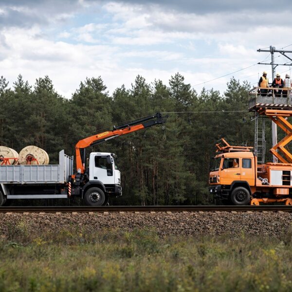 overhead contact line installation using road rail vehicle and lifting platform