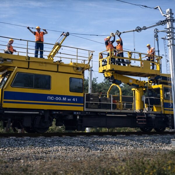 railway overhead contact line installation using maintenance platform equipment